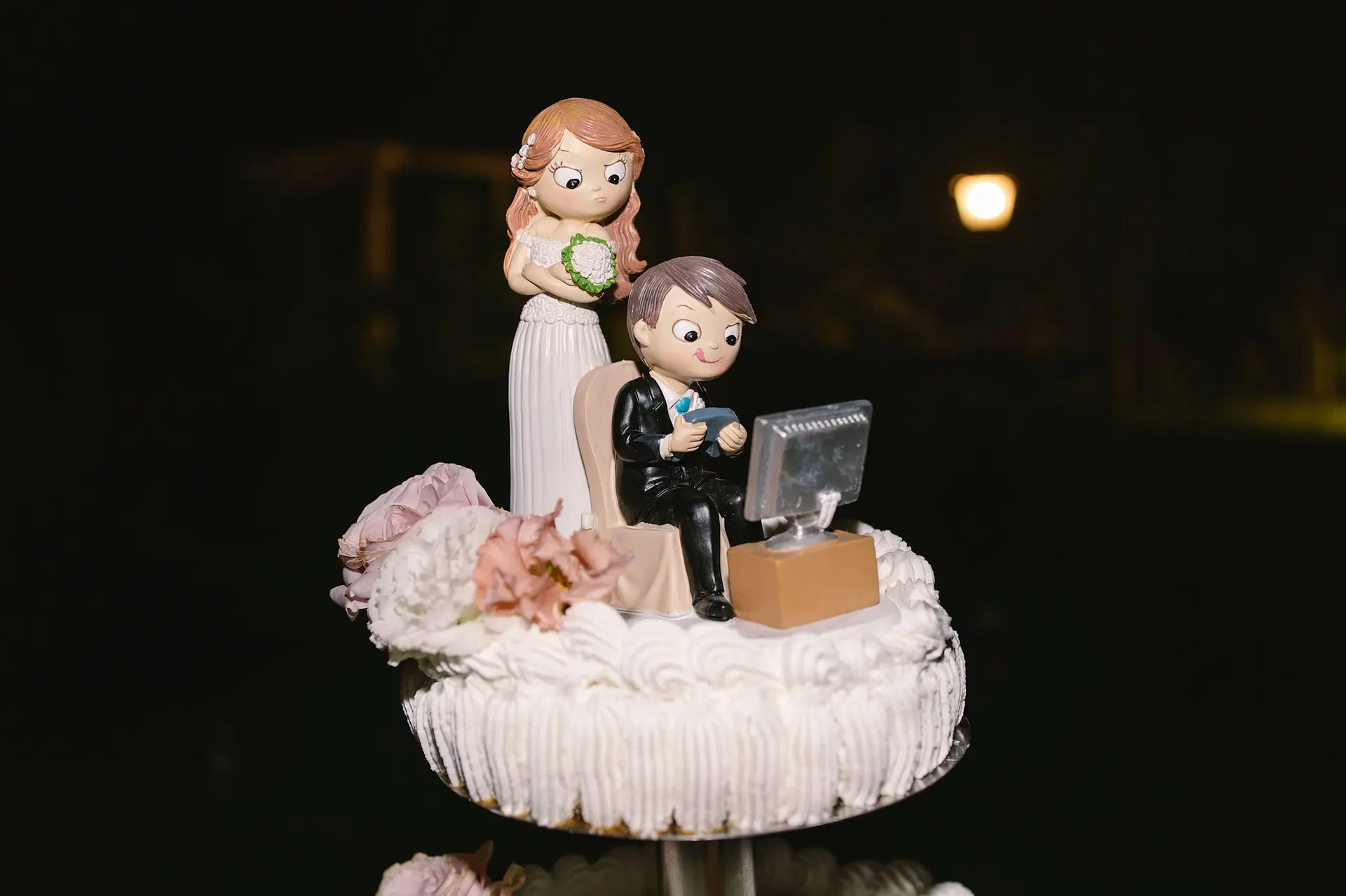 Cake topper: bride & playing groom. A fun touch for vegan wedding celebrations with humour.