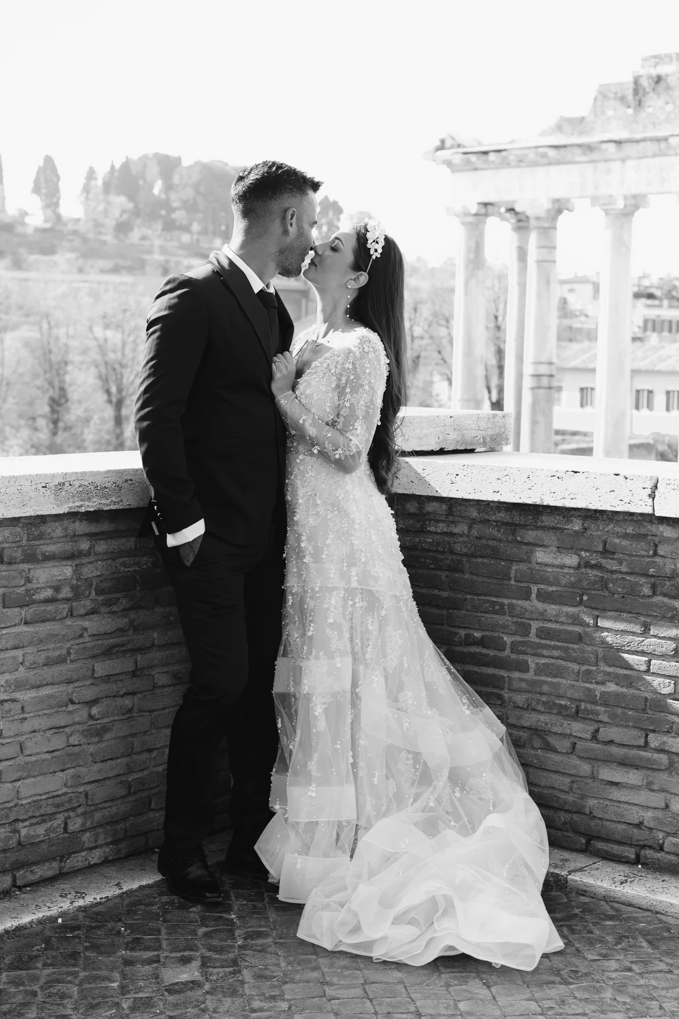 A romantic black and white photo of a couple kissing, a beautiful idea for how to elope in Italy.